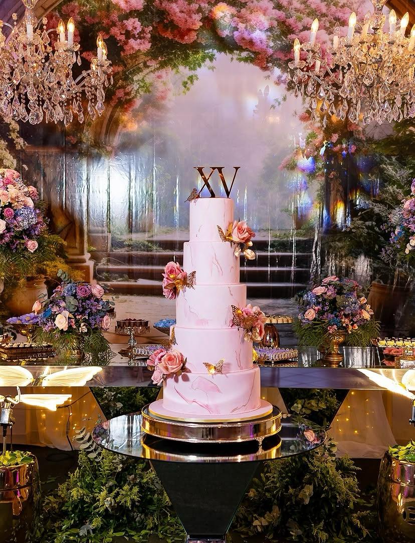 Bolo de 15 anos rosa com topo XV e borboletas douradas