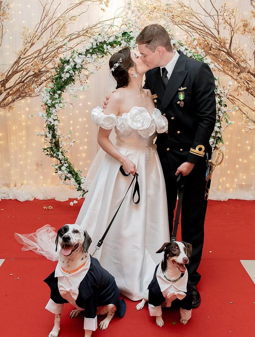 Noivos com dois cachorros vestidos de smoking