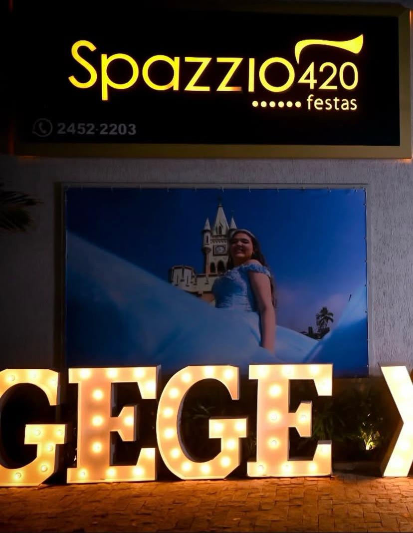Fachada iluminada da Spazzio 420 Festas à noite